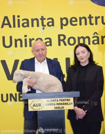 sorin chelmu candidat AUR, cu mielul Aurica la conferinta